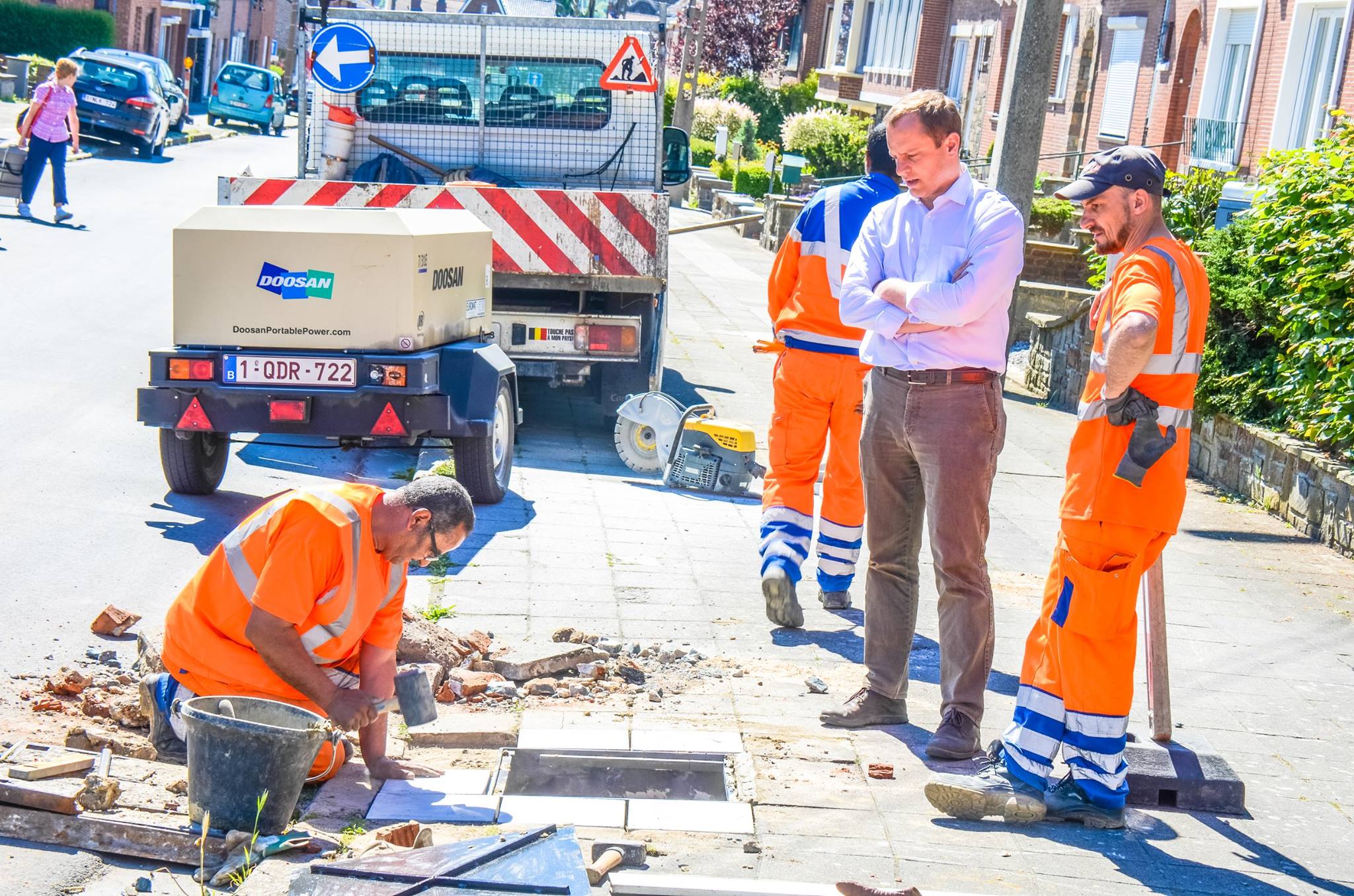 Eric Goffart, échevin des Travaux C+ à Charleroi avec des ouvriers d'impétrant