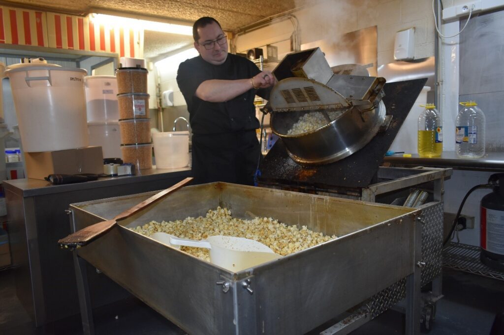 Gauthier Bielen fabrique ses popcorns dans un chaudron